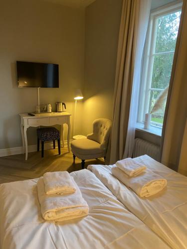 1 dormitorio con 1 cama con 2 toallas en Our House, en Ystad