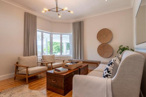 Гостиная зона в Hide-Away Guest House