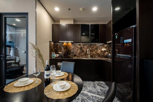 Η κουζίνα ή μικρή κουζίνα στο Lumiere Riverside - Raymond Holm - Luxurious 5-star apartment