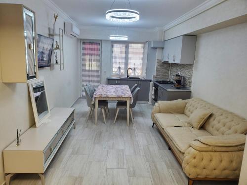 een woonkamer met een bank en een tafel bij Luxury Apartament Bacovia in Bacău