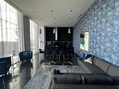 a living room with a couch and a dining room at Lujoso Departamento en Angelópolis, Puebla. in El Gallinero