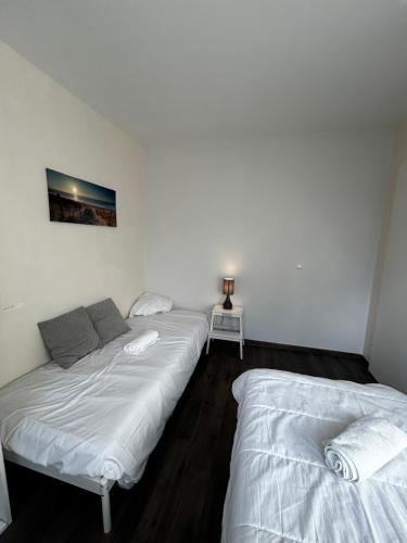 2 Einzelbetten in einem Zimmer mit in der Unterkunft Duplex lumineux tout équipé/RER D/Balcon/Parking in Corbeil-Essonnes