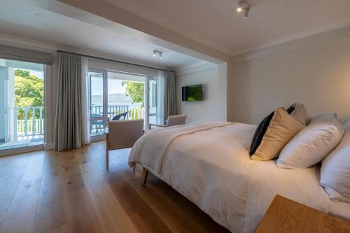 Кровать или кровати в номере Hide-Away Guest House