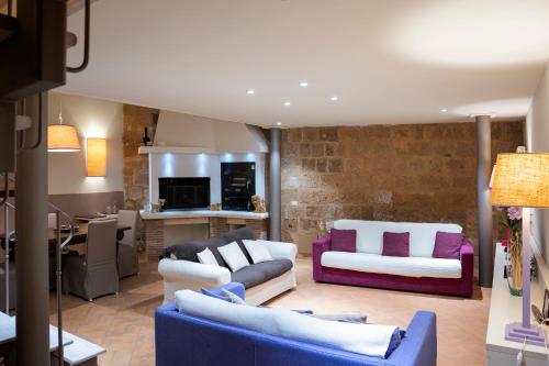 a living room with two couches and a kitchen at Casa Vèra Affittacamere Appartamenti in Orvieto