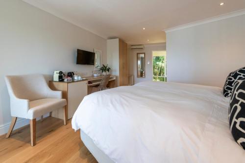 Кровать или кровати в номере Hide-Away Guest House