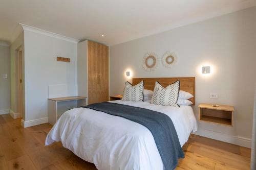 Кровать или кровати в номере Hide-Away Guest House