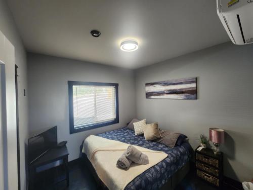 - une chambre avec un lit et une fenêtre dans l'établissement Elysian Lakeview Retreat, à Vernon