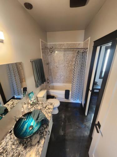 La salle de bains est pourvue d'un lavabo, de toilettes et d'une baignoire. dans l'établissement Elysian Lakeview Retreat, à Vernon