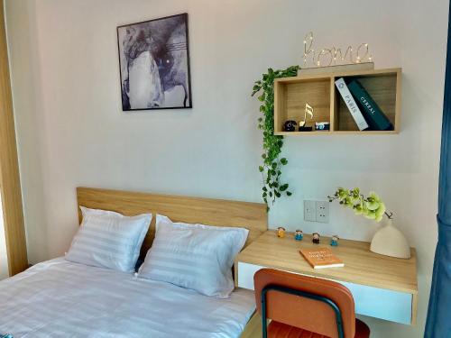 um quarto com uma cama e uma secretária de madeira em Hola City Apartment 