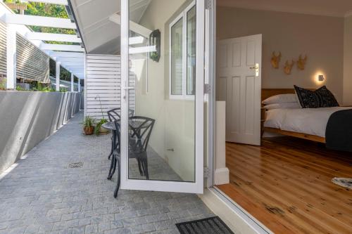 Кровать или кровати в номере Hide-Away Guest House