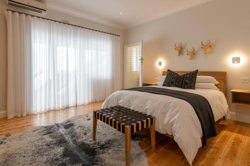Кровать или кровати в номере Hide-Away Guest House
