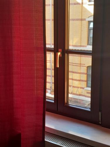 an open window with a view of a building at Gwuni Mopera in Leipzig