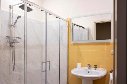 a bathroom with a sink and a shower at Casa Vèra Affittacamere Appartamenti in Orvieto