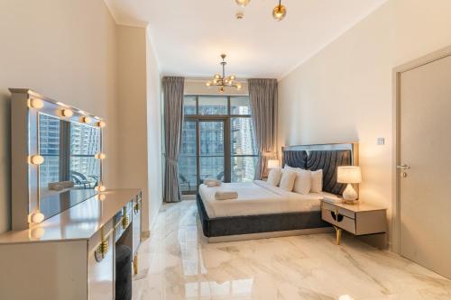een slaapkamer met een bed en een groot raam bij Torch Tower,Dubai Marina - 1BR Apartment - Allsopp&Allsopp in Dubai