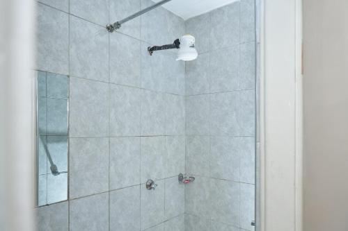 een badkamer met een douche met een douchekop bij A beautiful one bedroom with a rooftop pool in Kiambu