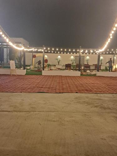 einen Pavillon mit Lichtern in der Nacht in der Unterkunft استراحة قصَّة in Barka