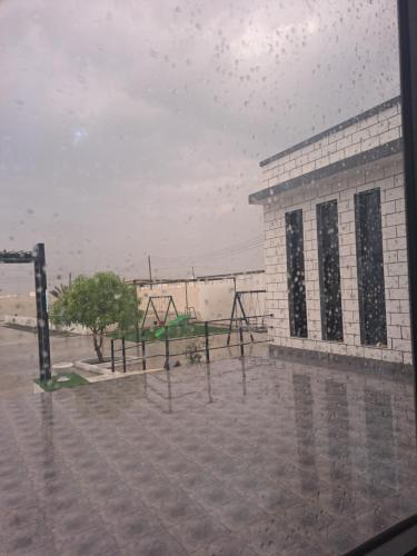 una ventana de un edificio con vistas en استراحة قصَّة en Barka