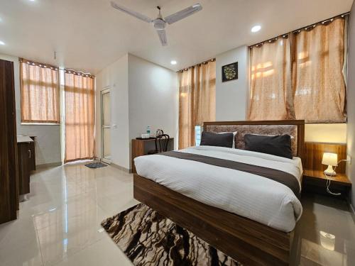 Ліжко або ліжка в номері Hotel Vistacrest Noida Sector 104