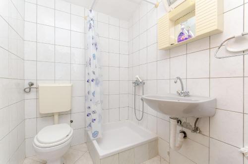 Bilik mandi di Apartments Oaza