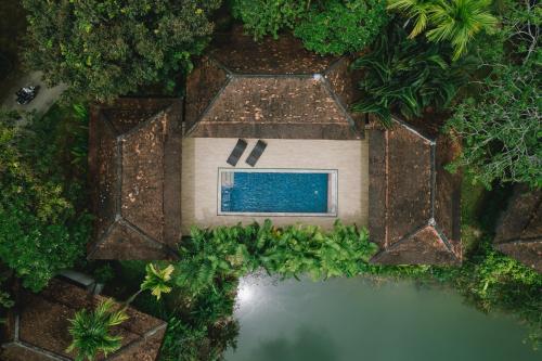 an overhead view of a swimming pool in a garden at Bor Saen Pool Villa in Bor Saen