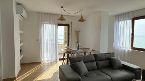 uma sala de estar com um sofá e uma mesa em CURRILA STAYS em Durrës