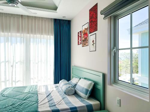 een slaapkamer met een bed en een raam bij Kat House Novaworld Phan Thiết in Bình Tú