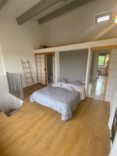 une chambre avec un lit au milieu d'une pièce dans l'établissement Beautiful 1-Bed Duplex Apartment in Beziers City, à Béziers