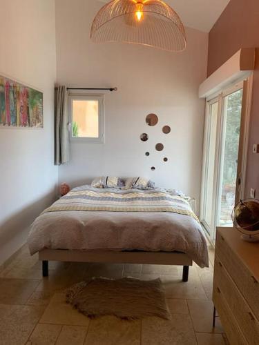 une chambre avec un lit et une fenêtre dans l'établissement Maison dans les hauteurs de valcros, à La Londe-les-Maures