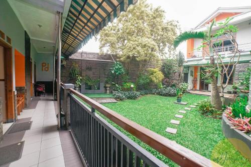 uma varanda de uma casa com um quintal em Hotel Patradisa by My Hospitality em Bandung