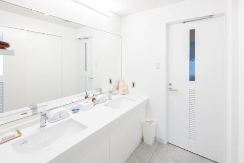 - une salle de bains blanche avec deux lavabos et une douche dans l'établissement MARSOL C,S,Beach hotel - Vacation STAY 73619v, à Chigasaki