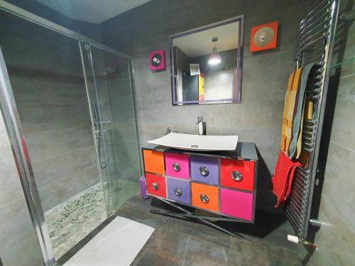 y baño con lavabo y ducha. en EXIGEHOME - Grande maison - 140m² - spacieuse et confortable, en Jouy-en-Josas