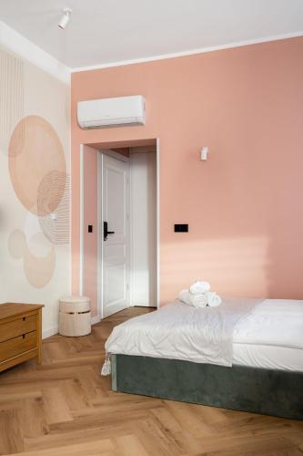 a bedroom with a bed and a mirror at 1555 Apartments V in Toruń