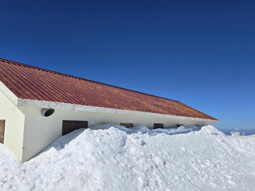 uma pilha de neve ao lado de um edifício em Albergaria Senhora do Espinheiro em Seia