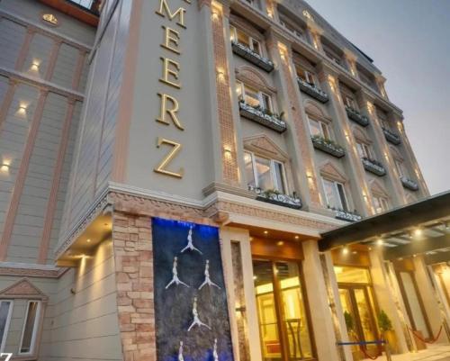 un bâtiment avec un panneau à l'avant dans l'établissement Hotel Meerz , Srinagar, à Srinagar