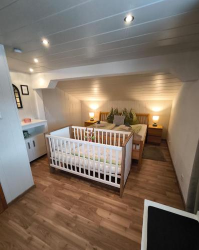a room with a crib and a bed in a room at Riverside Appartements in Lieserbrücke