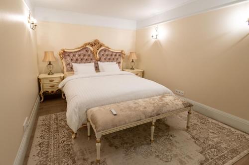 een slaapkamer met een groot bed en 2 nachtkastjes bij Igates pils in Myza Igate