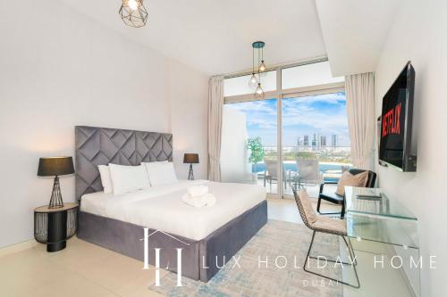 ein Schlafzimmer mit einem Bett und einem großen Fenster in der Unterkunft LUX - Opulent Island Suite Burj Khalifa View 2 in Dubai