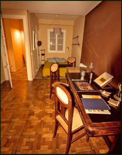 a living room with a table and chairs and a bedroom at Tolosa un mundo de sensaciones in Tolosa