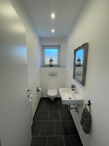 Koupelna v ubytování Ferienwohnung mit See Bergblick und Garten
