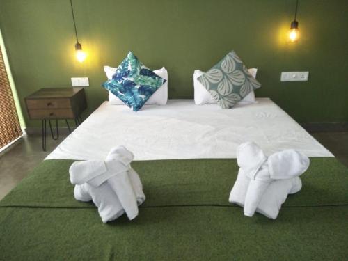 En eller flere senge i et værelse på LÚSH Ayu Villa