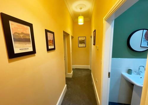 米勒姆的住宿－Apartment 2 West County by Prestige Properties SA，走廊上的浴室设有水槽和镜子