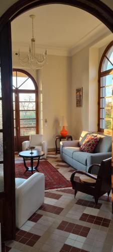 un salon avec des canapés et un lustre dans l'établissement La Provençale, à Uzès