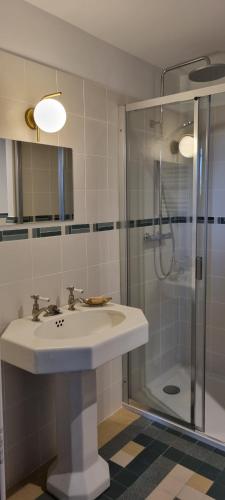 une salle de bain avec un lavabo et une douche dans l'établissement La Provençale, à Uzès