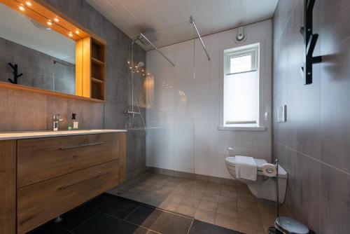 Un baño de Lofotlove Apartments - Modern and Comfy Apartments Close To Nature