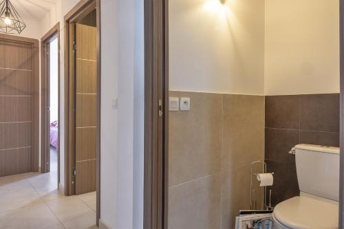 uma casa de banho com um WC e uma cabina de duche ao nível do chão em Casa Funtana em Biguglia