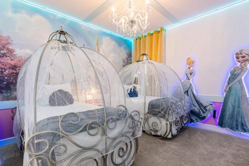2 camas en una habitación con una pintura y una lámpara de araña en Home Next to Seaworld w Pool, Hot Tub, Theatre, Games, en Orlando