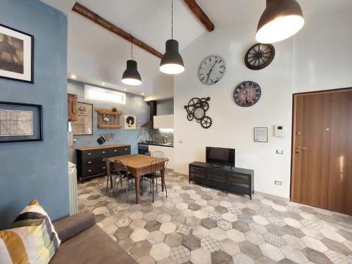 una cucina e una sala da pranzo con tavolo e orologio di Veracini apartment a Firenze