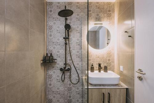 W łazience znajduje się prysznic i umywalka. w obiekcie ARGi House w mieście Maroulás