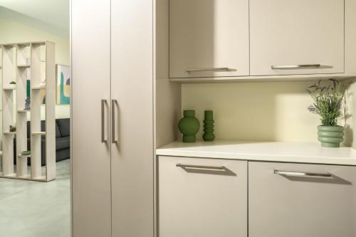Η κουζίνα ή μικρή κουζίνα στο Sisomar Suites with Private Pool, by ZanteWize