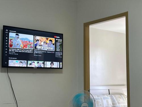 En tv och/eller ett underhållningssystem på Sunsets and Good Vibes - 2 Bedroom Condo Unit
